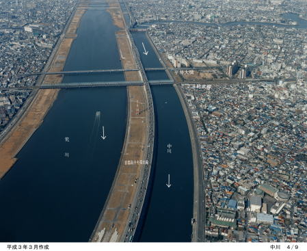 中川・JR総武線橋梁から上平井水門方向（右側がその町並み）を写した写真