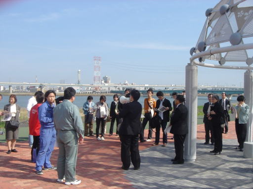 小松川地区スーパー堤防の説明を聞く参加者