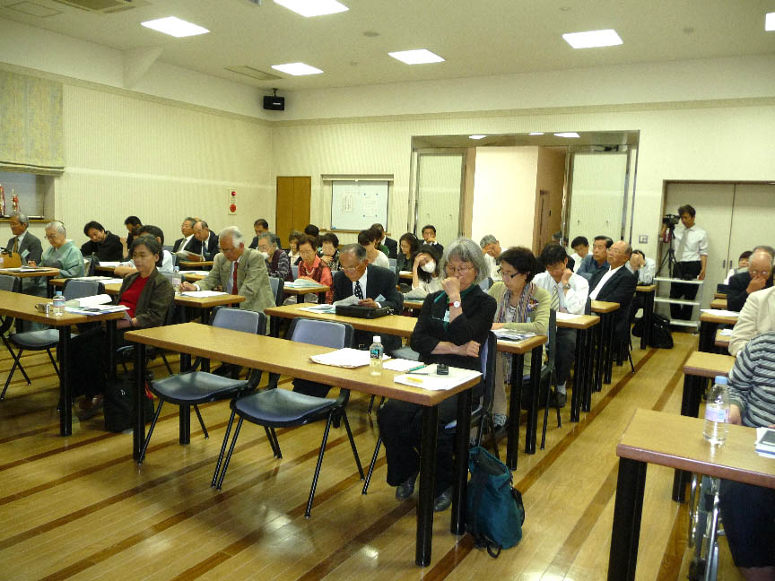 議事進行に耳を傾ける出席者